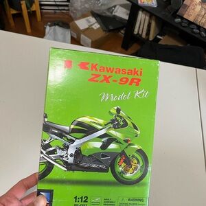 NEWRay ZX-9R Model Kit - Green  brand new